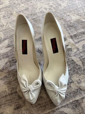 Proxy White Pointed-Toe Pumps with Bow Accent